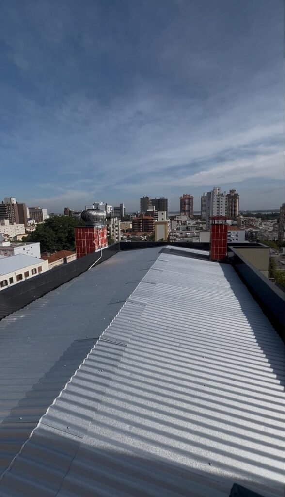 Execução de novo telhado em telha de aluzinco de um apartamento cobertura localizado no bairro Menino Deus em Porto Alegre.