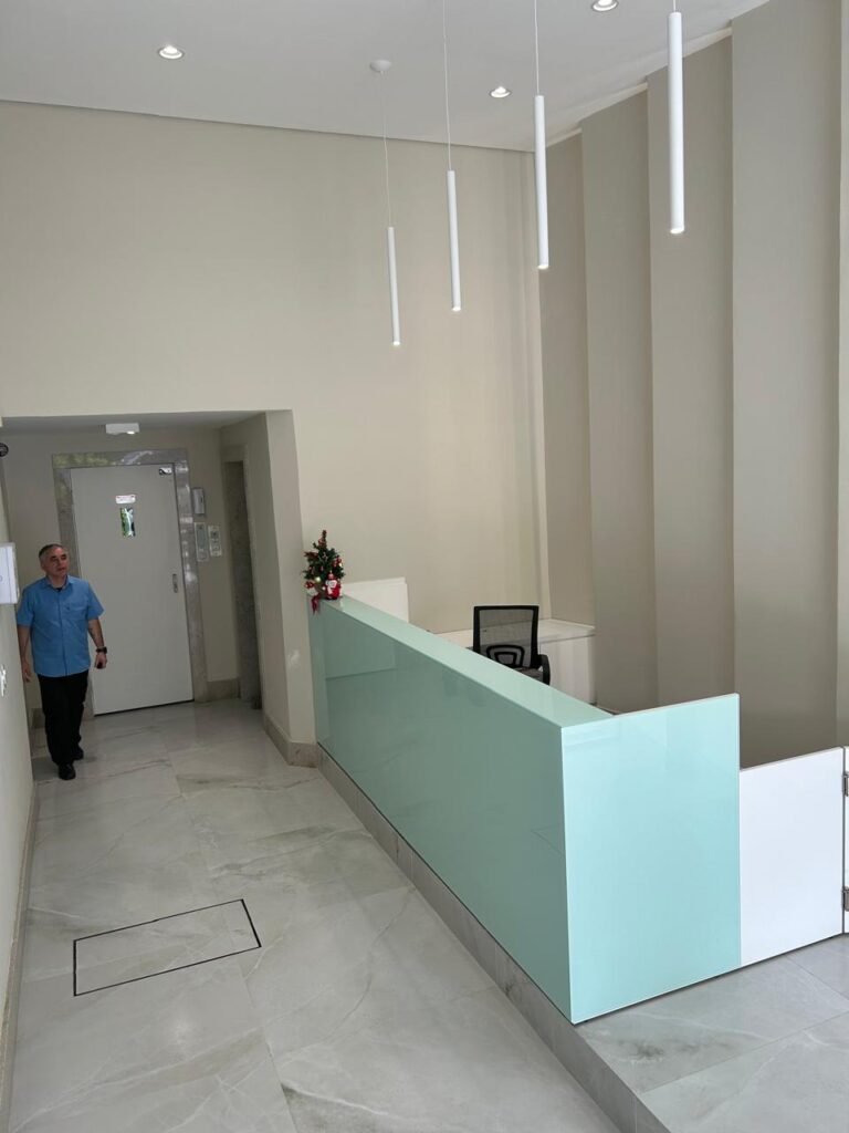 Hall de entrada concluido do condomínio Albert Sabin, em Porto Alegre.