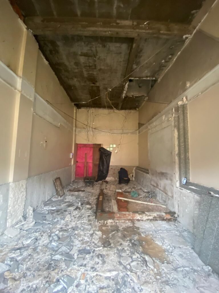 Demolição e Preparação da obra de revitalização do hall de entrada de condomínio corporativo em Porto Alegre.