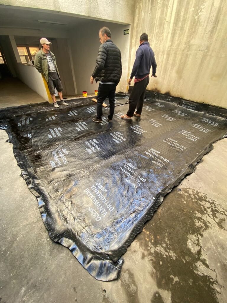 Impermeabilização de laje da garagem do condomínio localizado em Porto Alegre.