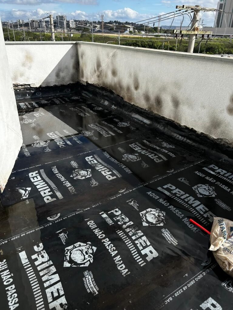 Impermeabilização da laje de cobertura localizada no bairro Cristal em Porto Alegre.