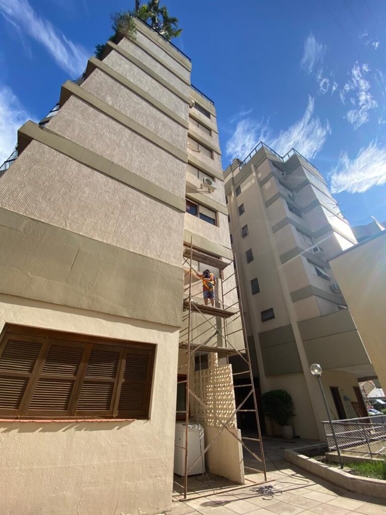 Reparo de fachada e instalação de coluna de água no Condomínio Ana Terra, na Av. Getúlio Vargas em Porto Alegre.