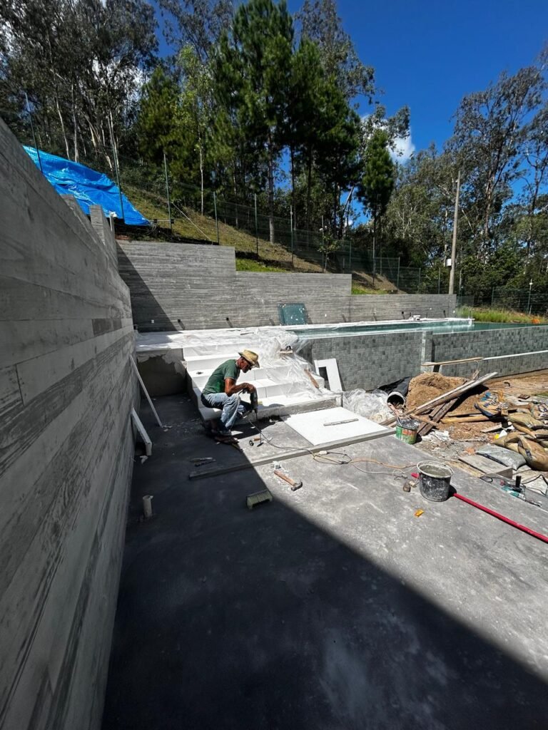 Regularização de superfície e execução de contrapiso para instalação de piso Castelatto. em residência localizada no condomínio Aplphaville em Porto Alegre.