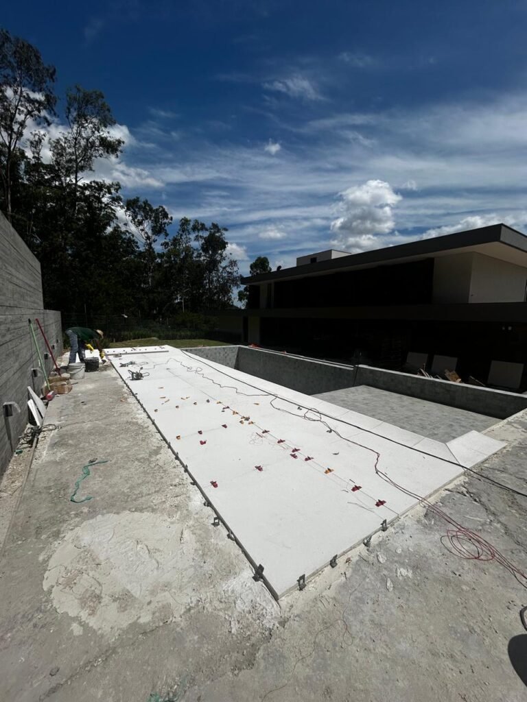Instalação de Piso Cimentício Castelatto em residência no bairro Alphaville em Porto Alegre