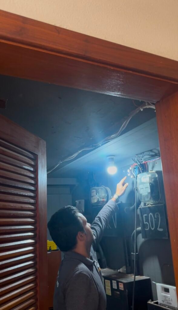 Instalação de rede elétrica para iluminação de emergência de projeto de PPCI.