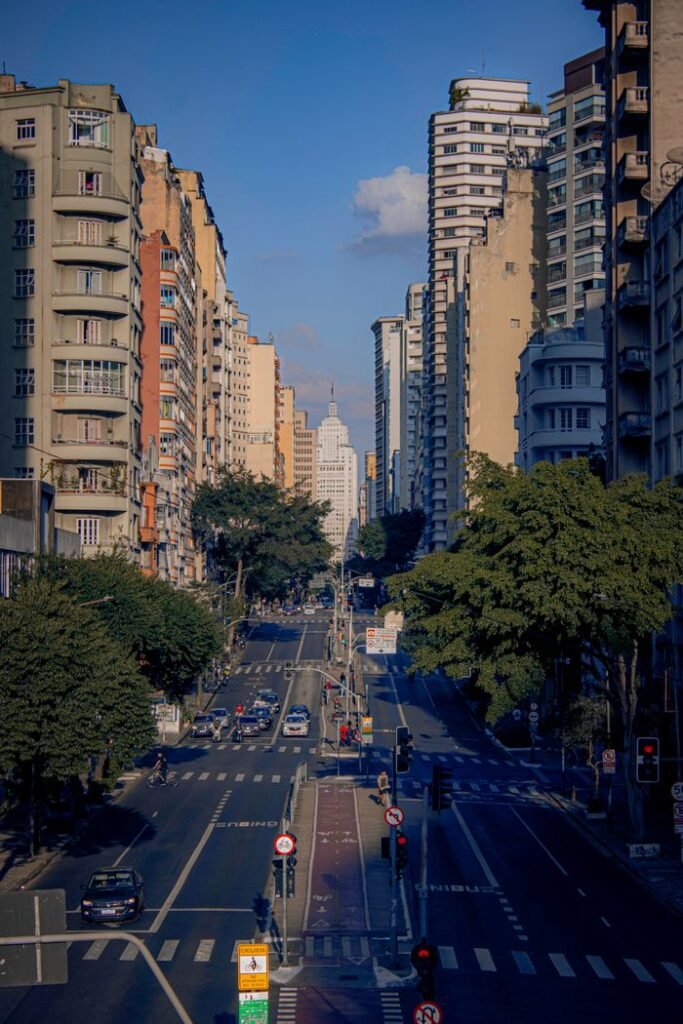 Street view of São Paulo's urban architecture, showcasing busy traffic and tall skyscrapers.