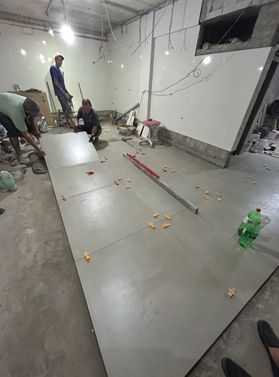 Instalação de piso porcelanato e revestimento cerâmico no Mercado Público de Porto Alegre.